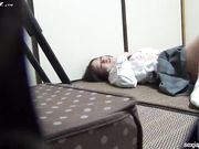 隔窗偷拍年轻学生妹在家里忘我的自慰 忍不住跟着打了个飞机