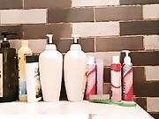 年轻小萝莉自慰完后在洗手间直播用妇炎洁洗逼逼