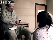 超萌小孙女非常听话 跪地给爷爷口爆被射一嘴