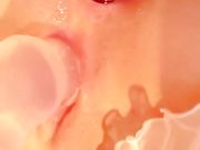 超萌萝莉下体双洞塞被塞满 淫液流不停