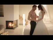 穿婚纱的漂亮小姐姐操起来就是刺激鸡巴硬了冲动啊，高跟丝袜不脱直接插入