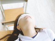 新解锁日系体育服美女掉掉【桃色校园2】男同学醒来看到在教室自慰的掉掉