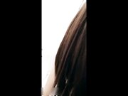 掰开小女友的逼逼给大家看逼毛长的很茂密