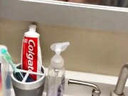 苗条身材高颜值辣妹在洗手间被金发大鸡巴老外爆操各种姿势插