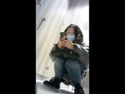 商场女厕全景偷拍手持红色手机气质美少妇