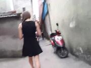 快餐达人大白天路边店泄火一位黑色连衣裙高跟鞋气质少妇边看a片边干