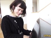 Yhivi展示钢琴技巧然后被暴操并射了一脸