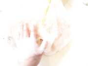 色魔摄影师约漂亮美女模特私拍 趁模特洗澡摸摸鲍鱼