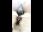 2个小姐妹并排跪着被猛男后入一下下的插着