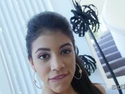 娇小的拉丁裔美少女 Veronica Rodriguez 被巨屌操的狂喷