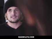 阿姨这样不好吧系列之伊食二鸟：纹身美熟女单挑懵懂两少年