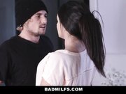 阿姨这样不好吧系列之伊食二鸟：纹身美熟女单挑懵懂两少年