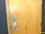 清纯梅根喜赴试镜却遭狠操