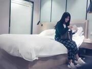 小天娱乐探花胖哥代班，格子裤颜值不错妹子，后面还有两个在等操