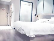 小天娱乐探花胖哥代班，格子裤颜值不错妹子，后面还有两个在等操