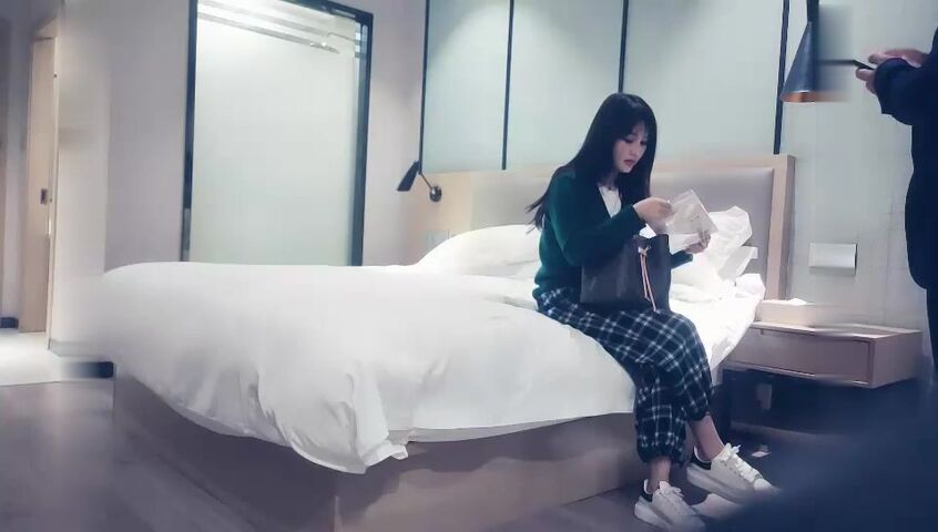 小天娱乐探花胖哥代班，格子裤颜值不错妹子，后面还有两个在等操