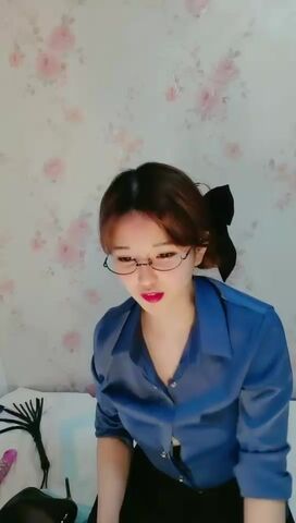 韩老师性感红唇长相甜美眼镜妹子炮友戴假屌啪啪秀